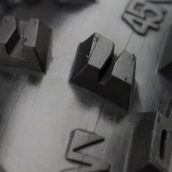 45NRTH Dunderbeist Fatbike Folding Tire - Tubeless Ready - 26x4.6 Inches - 120TPI -Le Coureur De Tete Magasin 156586 03 d 278862