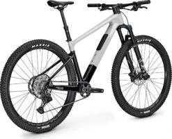 FOCUS VTT Carbone - RAVEN 8.8 - 2023 - Lightgrey / Carbon Raw -Le Coureur De Tete Magasin 4000990426220 focus raven 8 1481240