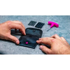 Muc-Off Puncture Plug Repair Kit - Kit De Réparation De Panne -Le Coureur De Tete Magasin muc off puncture plug repair kit 5 1434809