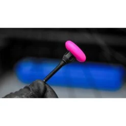 Muc-Off Support Tubeless Tag - Noir/rose -Le Coureur De Tete Magasin muc off tubeless tag holder 44mm valve kit black pink 6 1490074