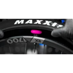 Muc-Off Support Tubeless Tag - Noir/rose -Le Coureur De Tete Magasin muc off tubeless tag holder 44mm valve kit black pink 7 1490076