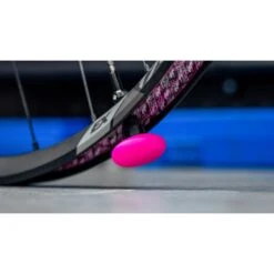 Muc-Off Support Tubeless Tag - Noir/rose -Le Coureur De Tete Magasin muc off tubeless tag holder 44mm valve kit black pink 8 1490075